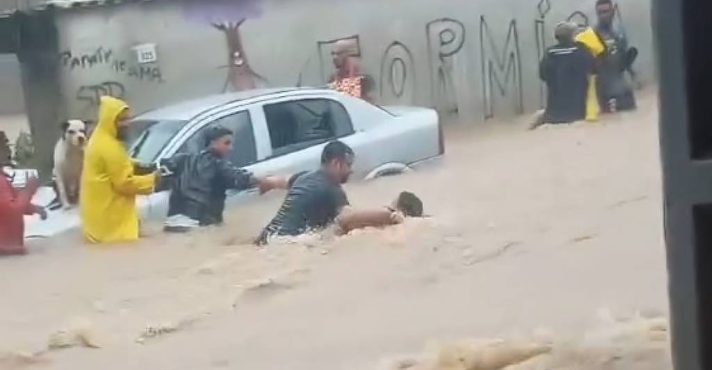 Corrente humana salva homem em Paraty (RJ)