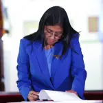Delcy Rodríguez, ao sancionar a lei da anistia na Venezuela - 19/2/2026 | Foto: Divulgação/Asamblea Nacional