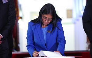 Delcy Rodríguez, ao sancionar a lei da anistia na Venezuela - 19/2/2026 | Foto: Divulgação/Asamblea Nacional
