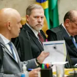 Ministros Alexandre de Moraes, Dias Toffoli e Gilmar Mendes em sessão plenária do STF