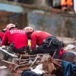 Bombeiros fazem trabalho de busca de vítimas e possíveis sobreviventes do deslizamento de terra causado pelas fortes chuvas que atingem a região do Parque Burnier, localizado no município de Juiz de Fora, no Estado de Minas Gerais (MG)