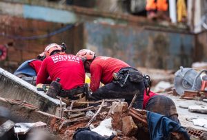 Bombeiros fazem trabalho de busca de vítimas e possíveis sobreviventes do deslizamento de terra causado pelas fortes chuvas que atingem a região do Parque Burnier, localizado no município de Juiz de Fora, no Estado de Minas Gerais (MG)