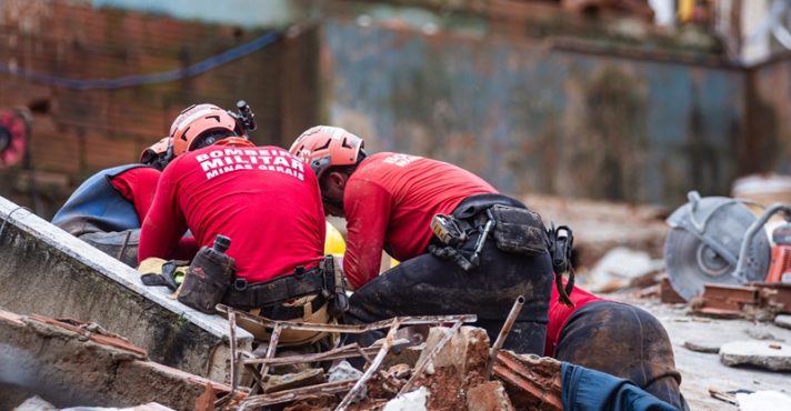 Bombeiros fazem trabalho de busca de vítimas e possíveis sobreviventes do deslizamento de terra causado pelas fortes chuvas que atingem a região do Parque Burnier, localizado no município de Juiz de Fora, no Estado de Minas Gerais (MG)