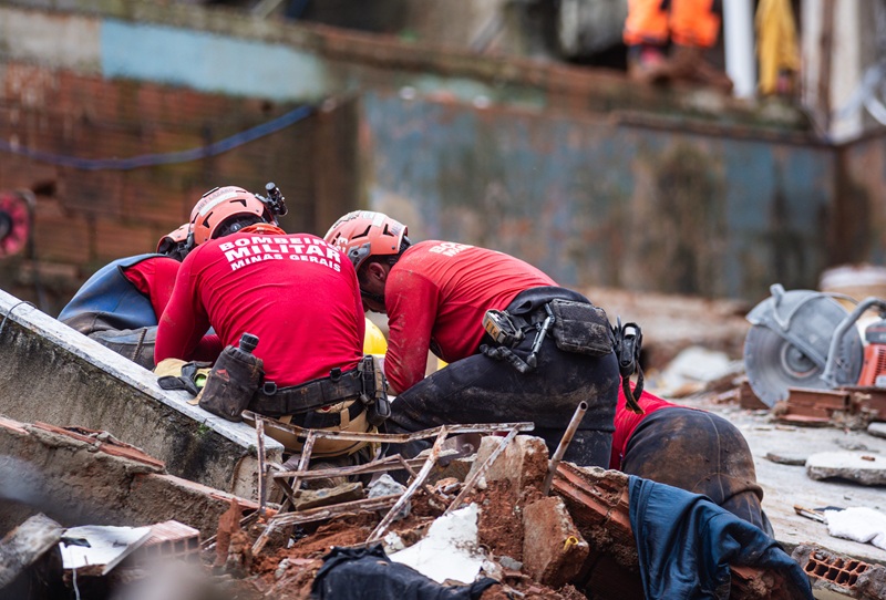 Bombeiros fazem trabalho de busca de vítimas e possíveis sobreviventes do deslizamento de terra causado pelas fortes chuvas que atingem a região do Parque Burnier, localizado no município de Juiz de Fora, no Estado de Minas Gerais (MG)