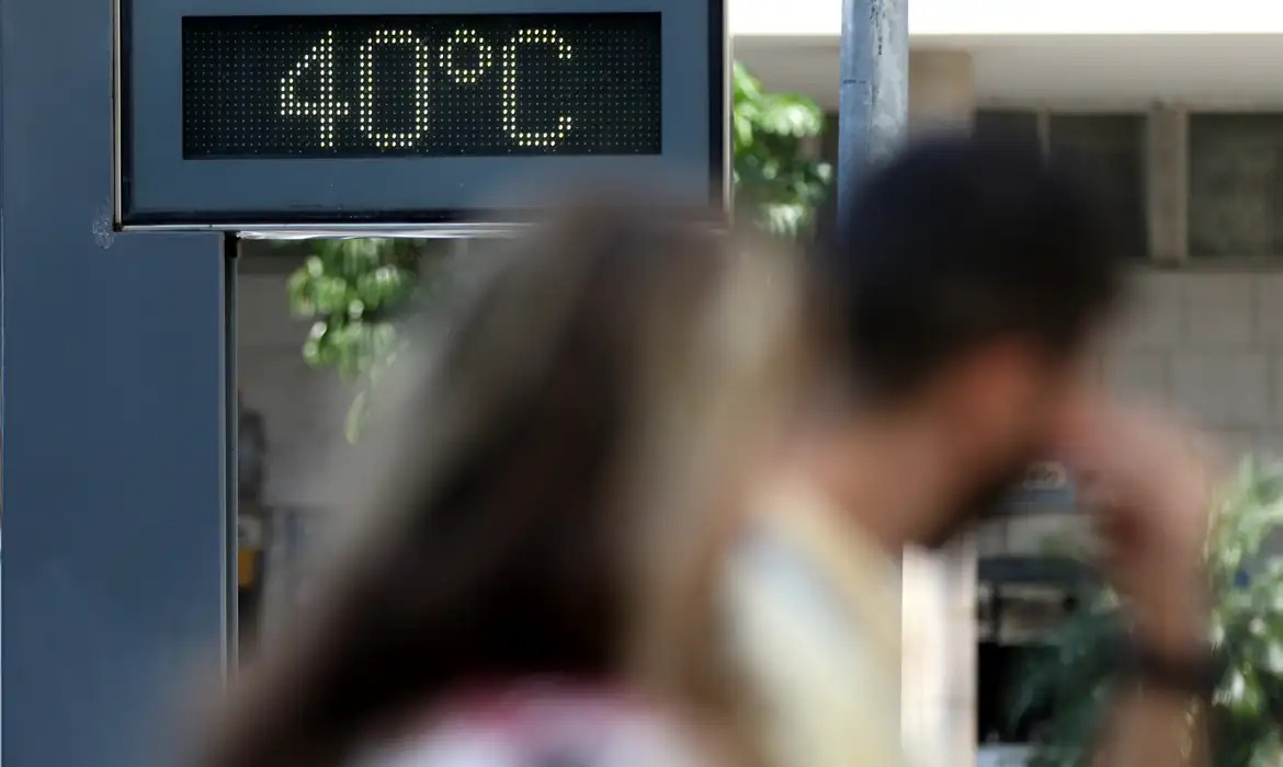 Regiões brasileiros devem ter um fevereiro de muito calor entre chuvas ocasionais | Foto: Tânia Rêgo/Agência Brasil