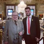 Filipe Martins ( á direita da foto) ex-assessor de Jair Bolsonaro e Olavo de Carvalho professor conhecido como "guru" do bolsonarismo no Trump Hotel de Washington(DC)