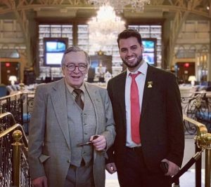 Filipe Martins ( á direita da foto) ex-assessor de Jair Bolsonaro e Olavo de Carvalho professor conhecido como "guru" do bolsonarismo no Trump Hotel de Washington(DC)