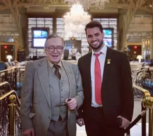 Filipe Martins ( á direita da foto) ex-assessor de Jair Bolsonaro e Olavo de Carvalho professor conhecido como "guru" do bolsonarismo no Trump Hotel de Washington(DC)