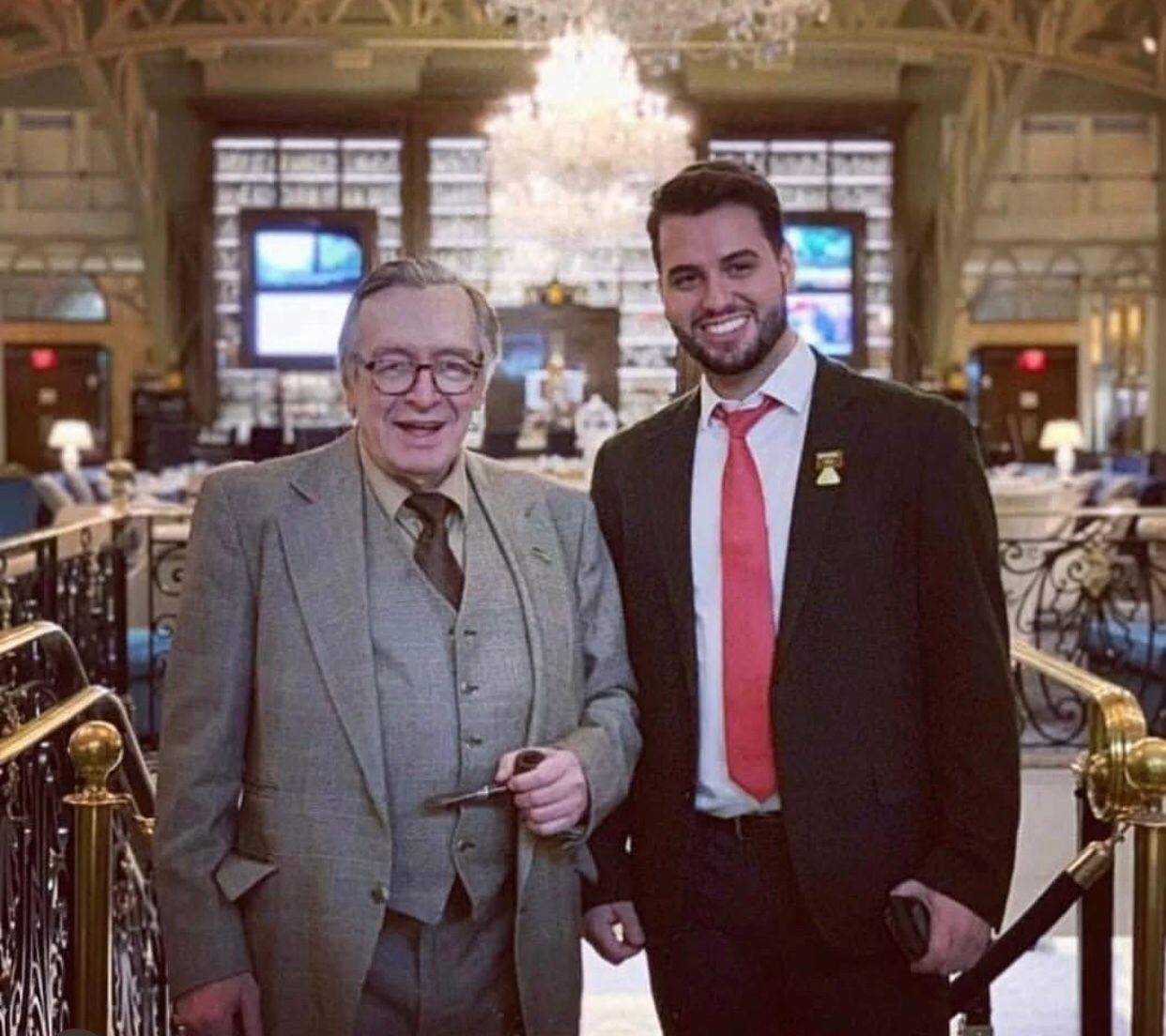 Filipe Martins ( á direita da foto) ex-assessor de Jair Bolsonaro e Olavo de Carvalho professor conhecido como "guru" do bolsonarismo no Trump Hotel de Washington(DC)