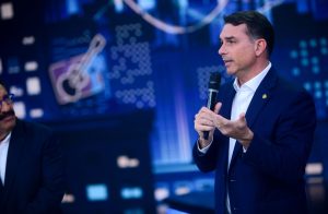 O senador Flávio Bolsonaro (PL) participa do Programa do Ratinho, nos estúdios do SBT, em Osasco (SP) - 15/12/025 | Foto: Francisco Cepeda/Estadão Conteúdo
