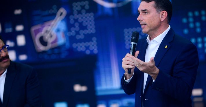 O senador Flávio Bolsonaro (PL) participa do Programa do Ratinho, nos estúdios do SBT, em Osasco (SP) - 15/12/025 | Foto: Francisco Cepeda/Estadão Conteúdo