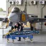 Engenheiro inspeciona armamento para acoplagem no caça Gripen | Foto: Divulgação/FAB