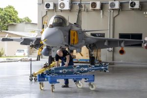 Engenheiro inspeciona armamento para acoplagem no caça Gripen | Foto: Divulgação/FAB