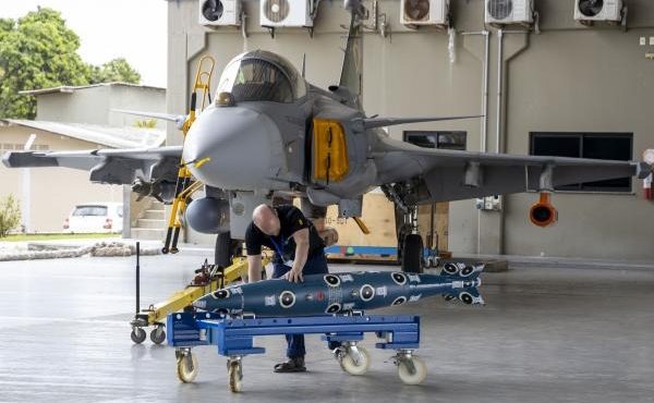 Engenheiro inspeciona armamento para acoplagem no caça Gripen | Foto: Divulgação/FAB
