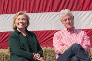Hillary Clinton é ex-secretária de Estado, e Bill Clinton é ex-presidente | Foto: Reprodução/Flickr