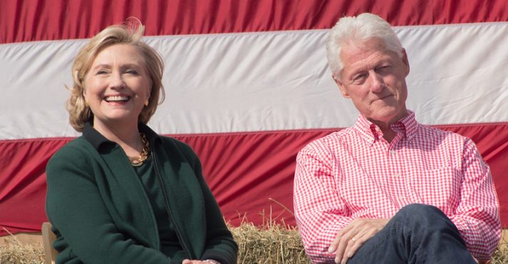 Hillary Clinton é ex-secretária de Estado, e Bill Clinton é ex-presidente | Foto: Reprodução/Flickr