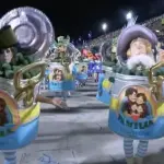 PT Desfile da Acadêmicos de Niterói com ala sobre família conservadora