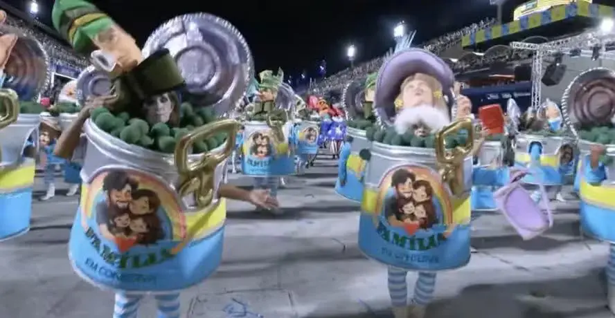 Desfile da Acadêmicos de Niterói com ala sobre família conservadora
