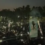 Com as luzes de seus celulares acesas, iranianos promovem cerimônias de luto | Foto: Reprodução/X