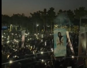 Com as luzes de seus celulares acesas, iranianos promovem cerimônias de luto | Foto: Reprodução/X