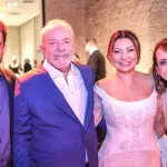 Lurian (à direita) posa para fotos ao lado de Janja, do pai e do namorado, durante desfile no Rio de Janeiro | Foto: Divulgação/PR