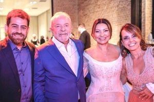 Lurian (à direita) posa para fotos ao lado de Janja, do pai e do namorado, durante desfile no Rio de Janeiro | Foto: Divulgação/PR