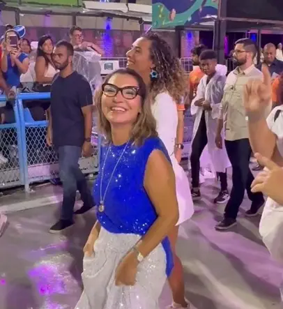 Janja da Silva, à frente da ministra da Igualdade Racial, Anielle Franco | Foto: Reprodução X