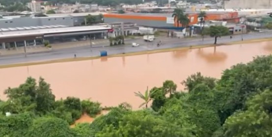 Chuva deixa mortos e centenas de desabrigados em Minas Gerais