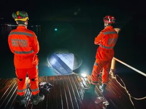 Bombeiros observam casco de embarcação que se chocou com píer na noite deste sábado, no interior de Minas Gerais | Foto: Divulgação/Corpo de Bombeiros