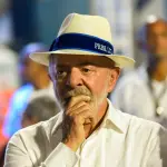 O presidente Lula acompanha a homenagem feita pela escola de samba Acadêmicos de Niteroi durante o desfile na Marquês de Sapucaí - 15/2/2026 | Foto: Carlos Santtos/FotoArena/Estadão Conteúdo