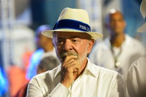 O presidente Lula acompanha a homenagem feita pela escola de samba Acadêmicos de Niteroi durante o desfile na Marquês de Sapucaí - 15/2/2026 | Foto: Carlos Santtos/FotoArena/Estadão Conteúdo
