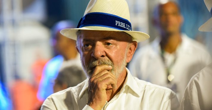 O presidente Lula acompanha a homenagem feita pela escola de samba Acadêmicos de Niteroi durante o desfile na Marquês de Sapucaí - 15/2/2026 | Foto: Carlos Santtos/FotoArena/Estadão Conteúdo