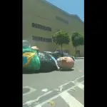 As imagens mostram o boneco gigante que representava Lula caído, sem a cabeça e com uma das mãos solta, enquanto a estrutura era deslocada na área de dispersão | Foto: Reprodução/Redes sociais