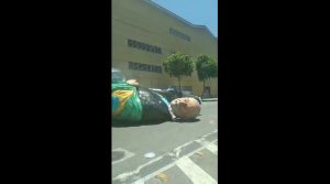 As imagens mostram o boneco gigante que representava Lula caído, sem a cabeça e com uma das mãos solta, enquanto a estrutura era deslocada na área de dispersão | Foto: Reprodução/Redes sociais