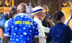 Lula, durante desfile da Acadêmicos de Niterói - 15/02/2026 | Foto: Reprodução/TV Globo/X