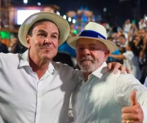 O prefeito do Rio de Janeiro, Eduardo Paes, e o presidente Lula da Silva, durante desfile na Marquês de Sapucaí | Foto: Reprodução/X