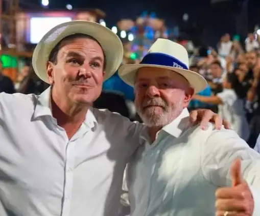 O prefeito do Rio de Janeiro, Eduardo Paes, e o presidente Lula da Silva, durante desfile na Marquês de Sapucaí | Foto: Reprodução/X