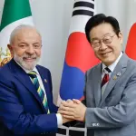 O presidente Lula da Silva e o líder sul-coreano Lee Jae Myung, durante encontro na cúpula do G20, em novembro de 2025 | Foto: Ricardo Stuckert/PR
