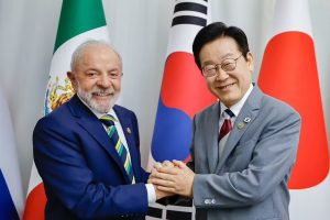 O presidente Lula da Silva e o líder sul-coreano Lee Jae Myung, durante encontro na cúpula do G20, em novembro de 2025 | Foto: Ricardo Stuckert/PR