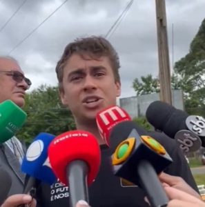 Nikolas Ferreira falou com jornalistas depois de visitar Jair Bolsonaro neste sábado, 21, em Brasília | Foto: Reprodução/X