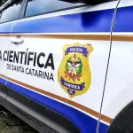 Os peritos Paulo Ricardo de Oliveira Blanco e Cristiano Români Barcelos compararam as imagens do cão Orelha no vídeo com as que foram publicadas nos veículos de imprensa | Foto: Divulgação/Polícia Científica de Santa Catarina