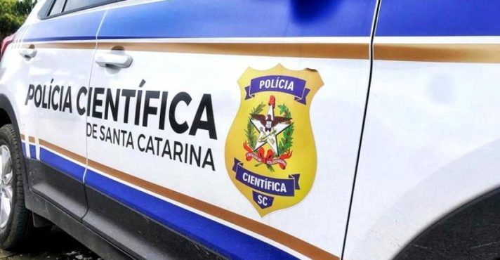 Os peritos Paulo Ricardo de Oliveira Blanco e Cristiano Români Barcelos compararam as imagens do cão Orelha no vídeo com as que foram publicadas nos veículos de imprensa | Foto: Divulgação/Polícia Científica de Santa Catarina