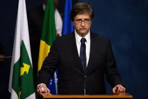 Autoridade brasileira discursando em tribuna durante pronunciamento oficial, com bandeiras ao fundo.