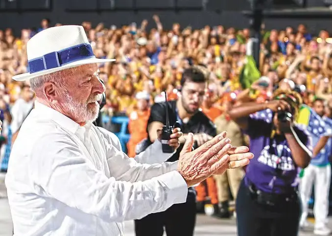 O presidente Lula da Silva durante desfile na Marquês de Sapucaí | Foto: Reprodução/Redes sociais