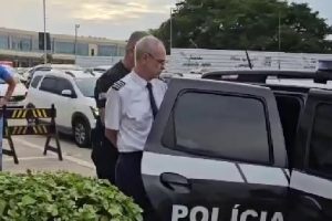 Piloto Sérgio Antônio Lopes preso aeroporto menores