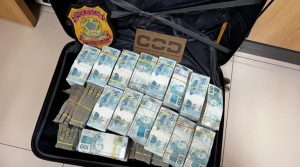 Dentro do veículo, estavam dois ocupantes que transportavam 17 mil cédulas de R$ 100 | Foto: Divulgação/Polícia Federal