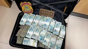 Dentro do veículo, estavam dois ocupantes que transportavam 17 mil cédulas de R$ 100 | Foto: Divulgação/Polícia Federal