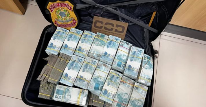 Dentro do veículo, estavam dois ocupantes que transportavam 17 mil cédulas de R$ 100 | Foto: Divulgação/Polícia Federal