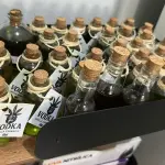 Frascos com bebida alcóolica à base de cannabis: "maconha gourmet" | Foto: Divulgação/PCSP
