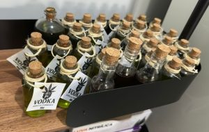Frascos com bebida alcóolica à base de cannabis: "maconha gourmet" | Foto: Divulgação/PCSP